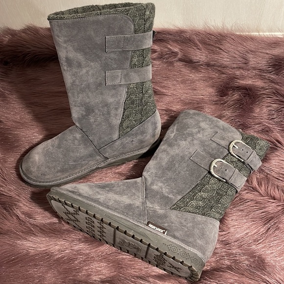 Mukluks pull up faux suede grey boots SZ 10 w sweater accent and 2 adj buckles - Picture 4 of 4